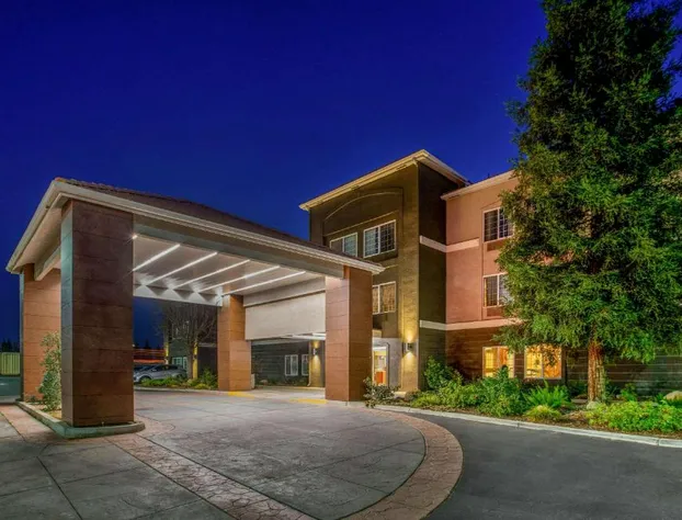 La Quinta Inn & Suites by Wyndham Bakersfield North hotel detail image 2