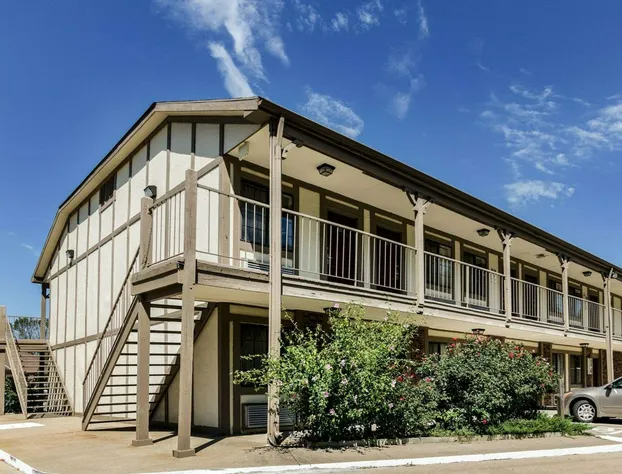 Econo Lodge Lawrence near University hotel detail image 2
