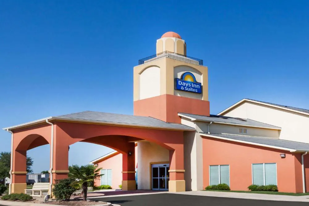 Days Inn & Suites by Wyndham Marquez hotel hero
