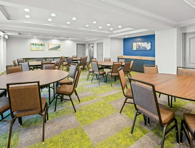 Spark by Hilton Woodbridge hotel detail image 3