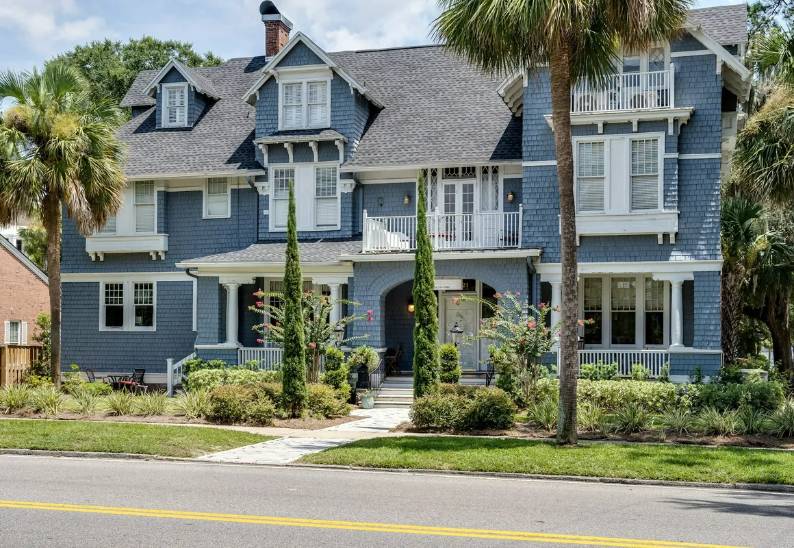 Riverdale Inn hotel hero