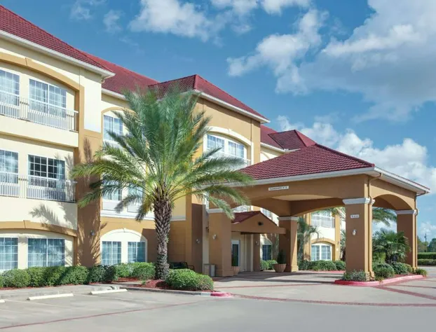 La Quinta Inn & Suites by Wyndham Bay City hotel detail image 1