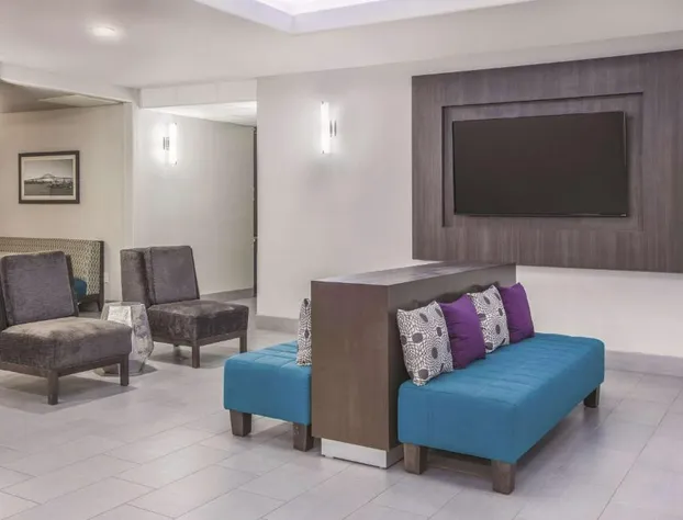 La Quinta Inn & Suites by Wyndham Bay City hotel detail image 3