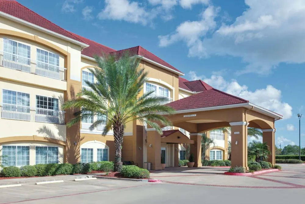 La Quinta Inn & Suites by Wyndham Bay City hotel hero
