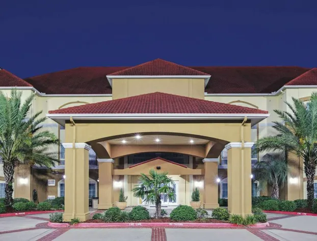 La Quinta Inn & Suites by Wyndham Bay City hotel detail image 1