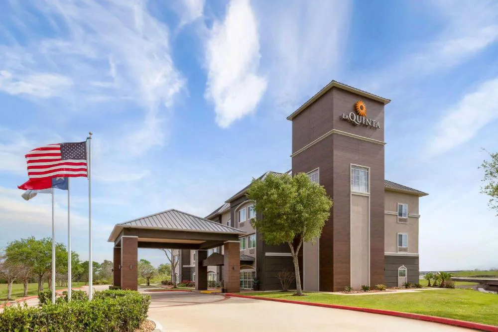 La Quinta Inn & Suites by Wyndham Angleton hotel hero