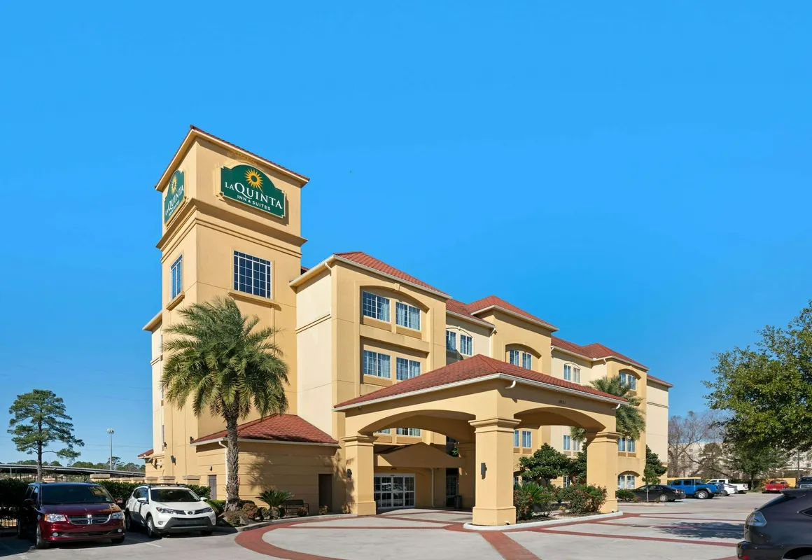 La Quinta Inn & Suites by Wyndham Houston Bush Intl Airpt E hotel hero