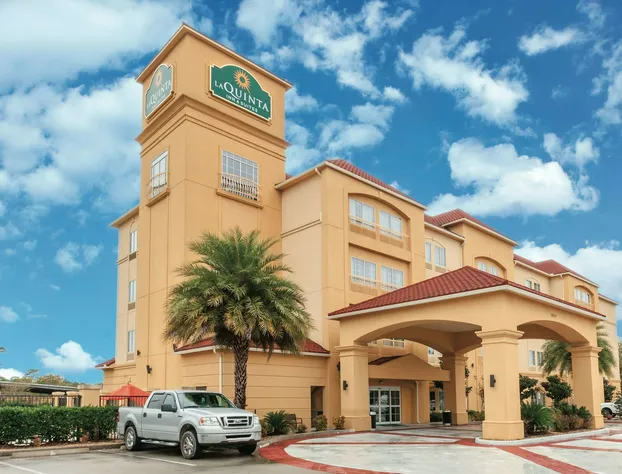 La Quinta Inn & Suites by Wyndham Houston Bush Intl Airpt E hotel detail image 1