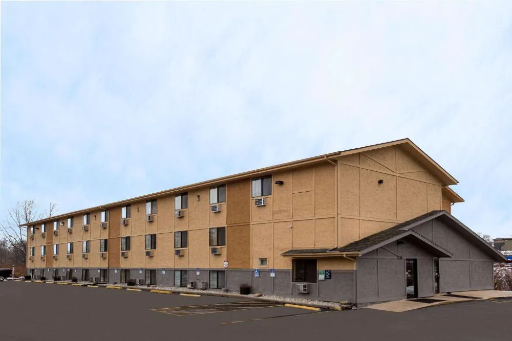 Super 8 by Wyndham Dubuque hotel hero