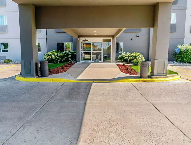 Country Inn & Suites by Radisson, Brookings, SD hotel detail image 2