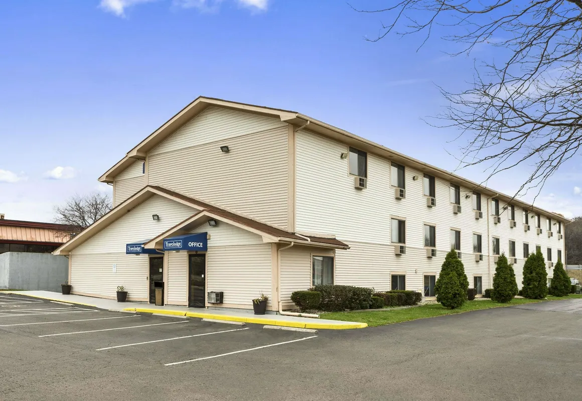 Travelodge by Wyndham Battle Creek hotel hero