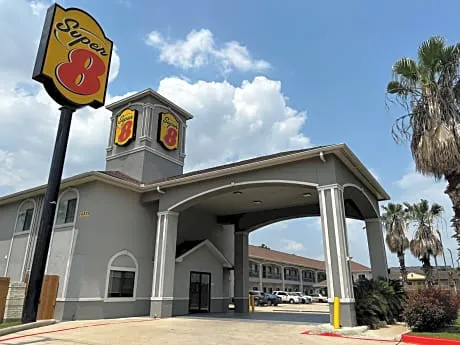Super 8 by Wyndham Houston North I-45 hotel detail image 3