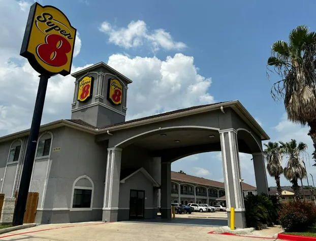 Super 8 by Wyndham Houston North I-45 hotel detail image 1