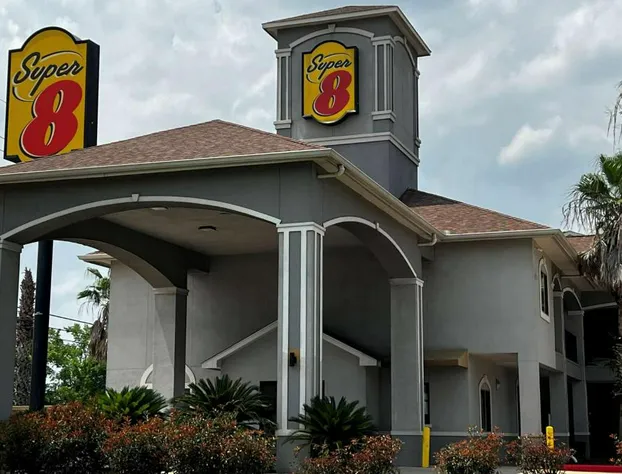 Super 8 by Wyndham Houston North I-45 hotel detail image 2