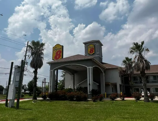 Super 8 by Wyndham Houston North I-45 hotel detail image 4