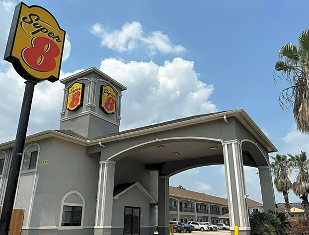 Super 8 by Wyndham Houston North I-45 hotel detail image 1