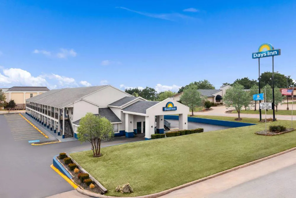 Days Inn by Wyndham Ardmore hotel hero
