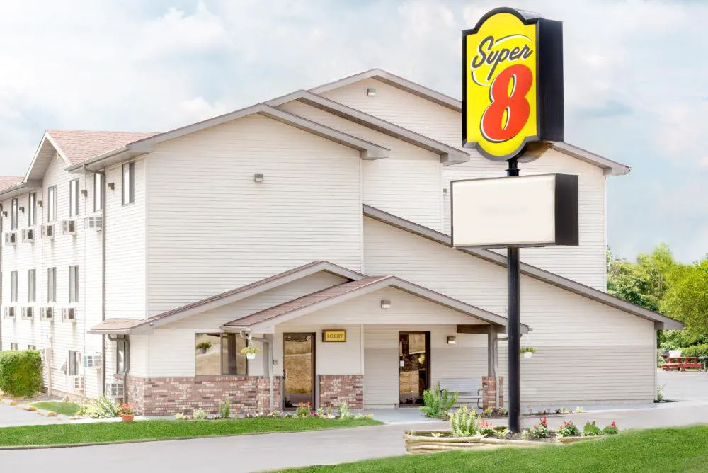 Super 8 by Wyndham Kent/Akron Area hotel hero