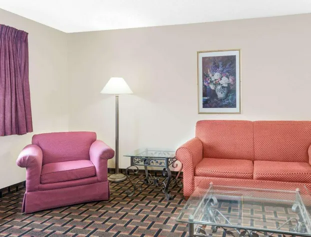 Super 8 by Wyndham Kent/Akron Area hotel detail image 2