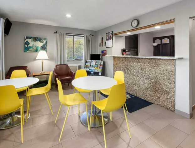 Super 8 by Wyndham Kent/Akron Area hotel detail image 3