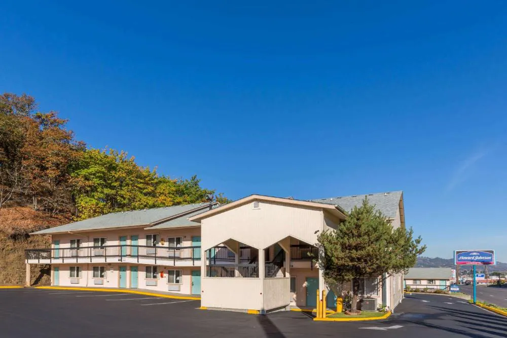 Howard Johnson by Wyndham Roseburg hotel hero