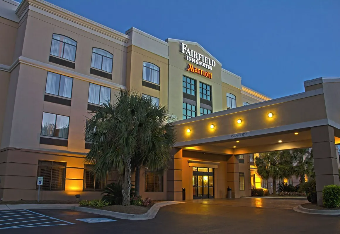 Fairfield Inn & Suites by Marriott Charleston Airport/Conven hotel hero