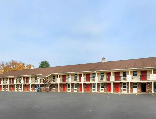 Econo Lodge Sturbridge Route 20 hotel detail image 1