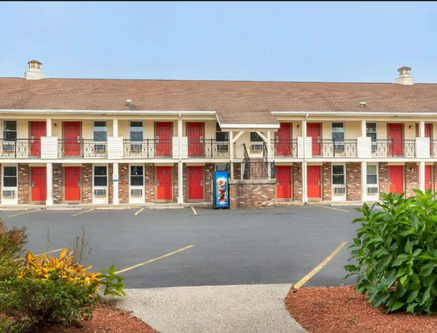 Econo Lodge Sturbridge Route 20 hotel detail image 3