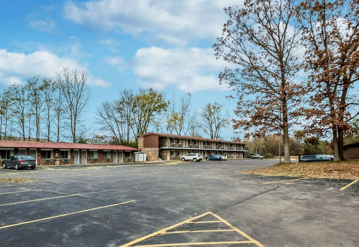 Econo Lodge Waupaca hotel hero