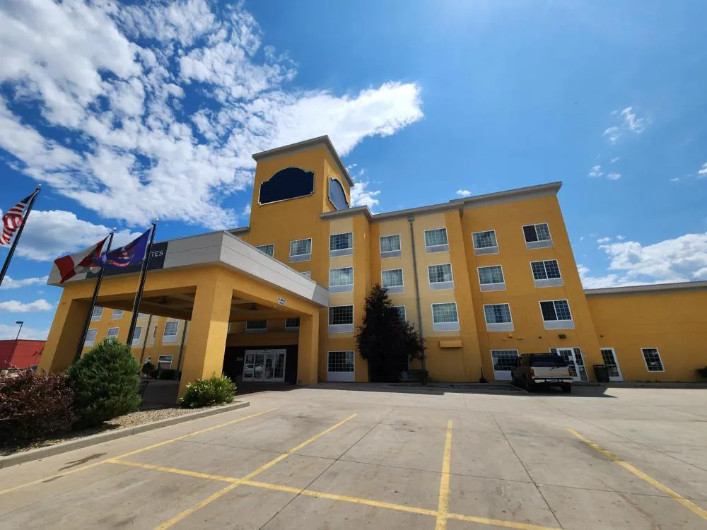 Highland Suites Minot hotel hero