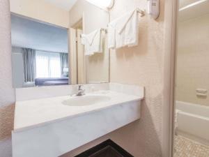 Days Inn by Wyndham Elizabethtown hotel detail image 1