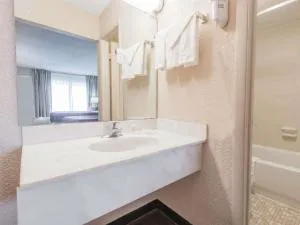 Days Inn by Wyndham Elizabethtown hotel detail image 1