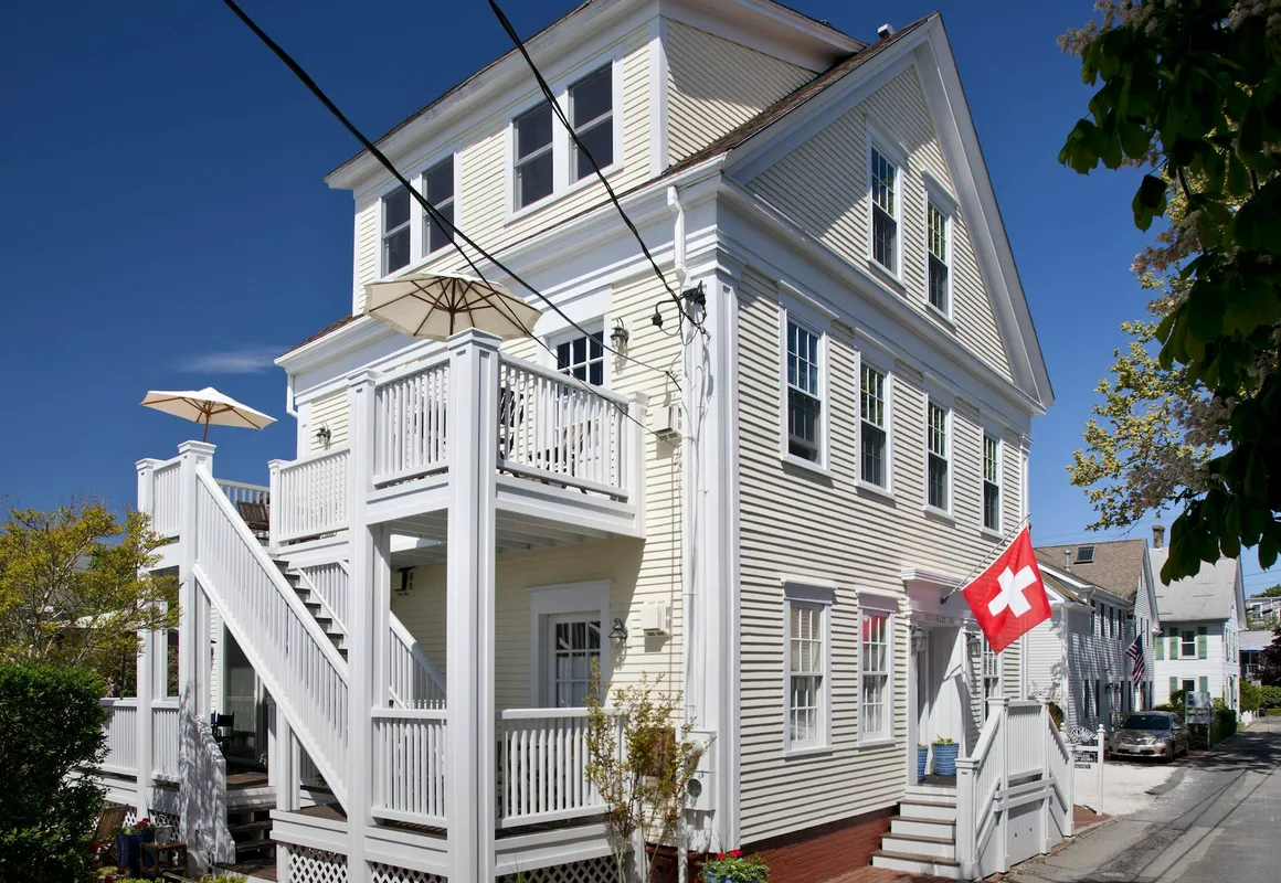 Benchmark Inn hotel hero