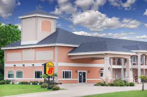 Super 8 by Wyndham Carthage TX hotel detail image 1