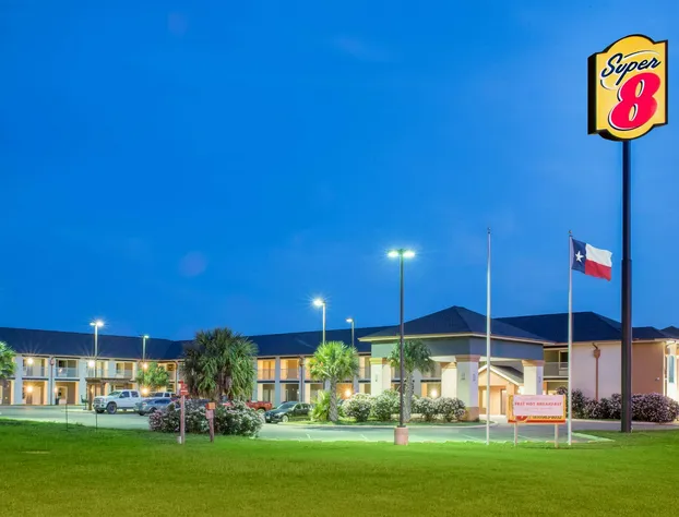 Super 8 by Wyndham Dilley TX hotel detail image 1