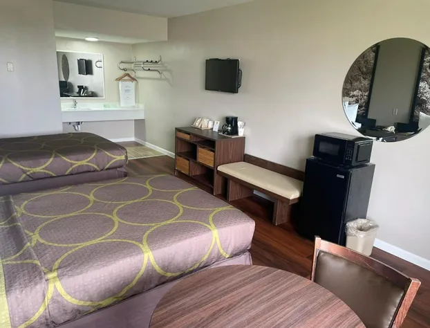 Super 8 by Wyndham Valdosta Mall hotel detail image 2