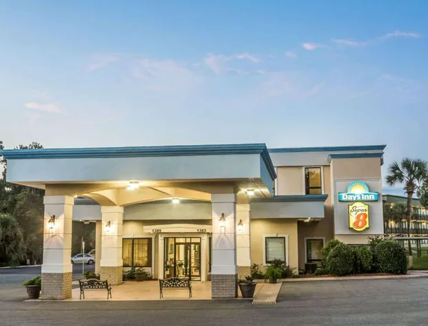 Super 8 by Wyndham Valdosta Mall hotel detail image 1