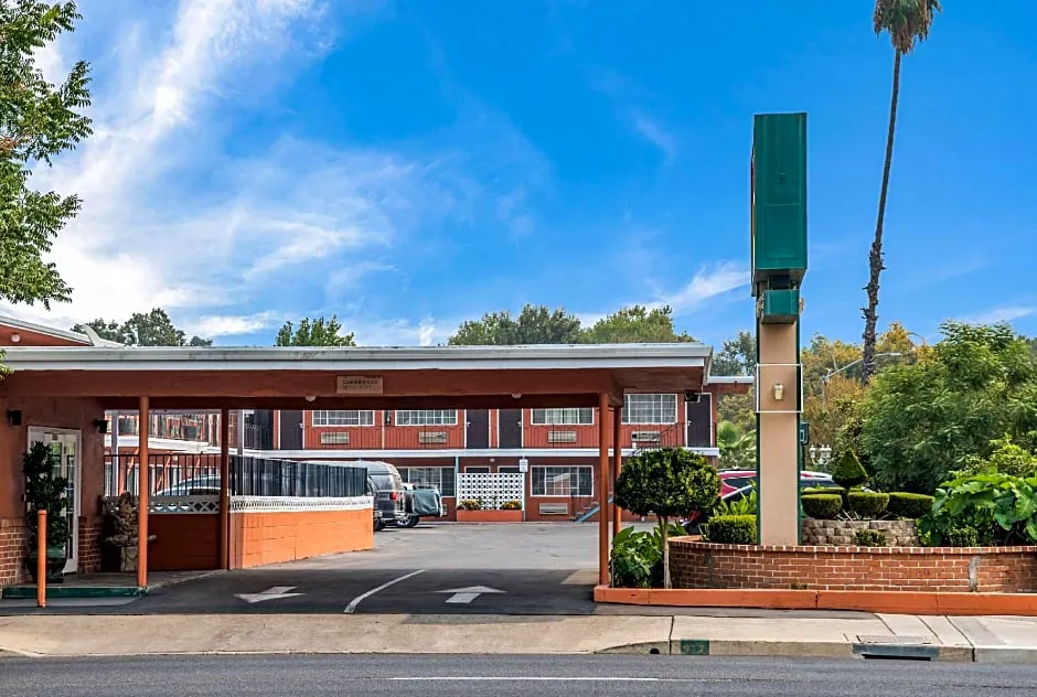 Rodeway Inn hotel hero