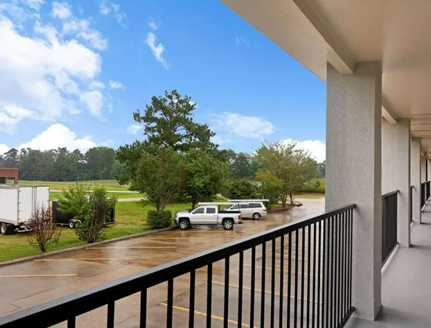 Super 8 by Wyndham Brookhaven hotel detail image 3