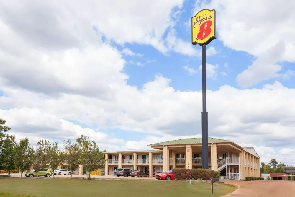 Super 8 by Wyndham Brookhaven hotel hero