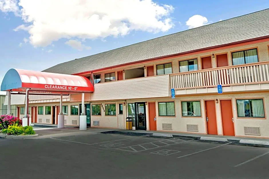 Days Inn by Wyndham Independence hotel hero