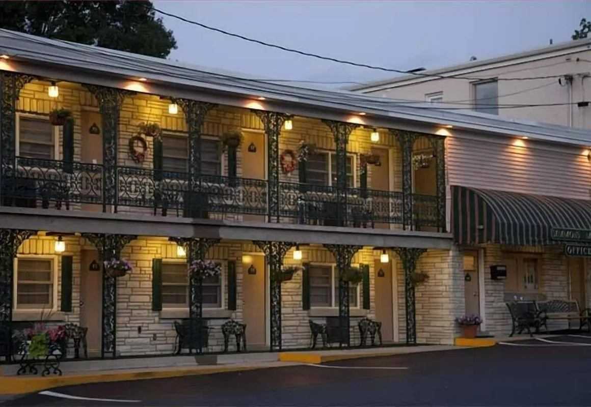 Simmons Motel hotel hero