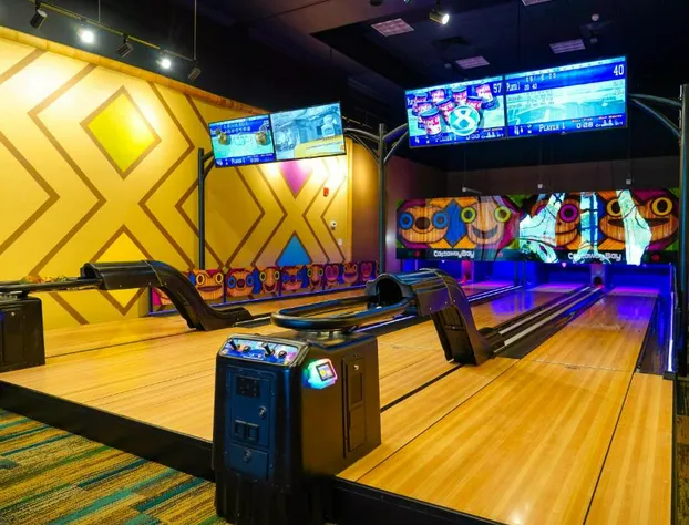 Cedar Point's Castaway Bay hotel detail image 2