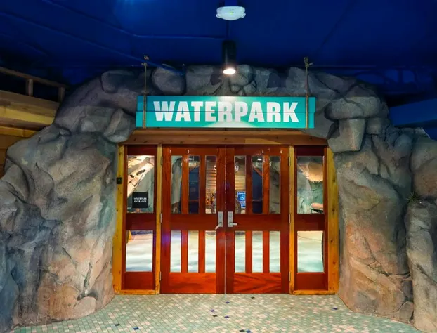 Cedar Point's Castaway Bay hotel detail image 1
