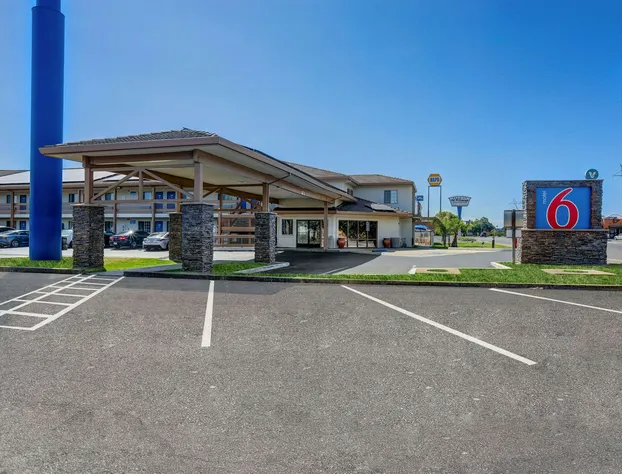 Motel 6 Anderson, CA - Redding Airport hotel detail image 1