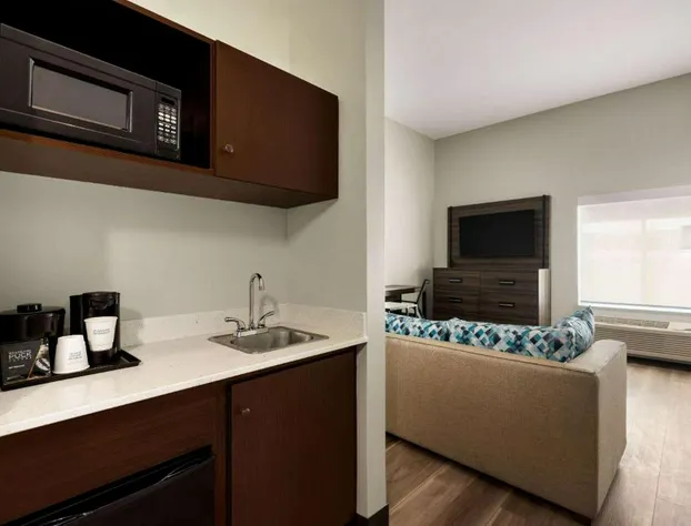 La Quinta Inn & Suites by Wyndham Gonzales LA hotel detail image 3