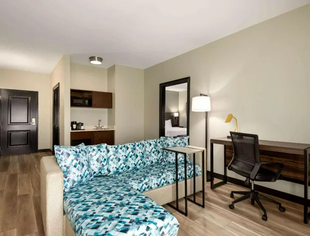 La Quinta Inn & Suites by Wyndham Gonzales LA hotel detail image 4