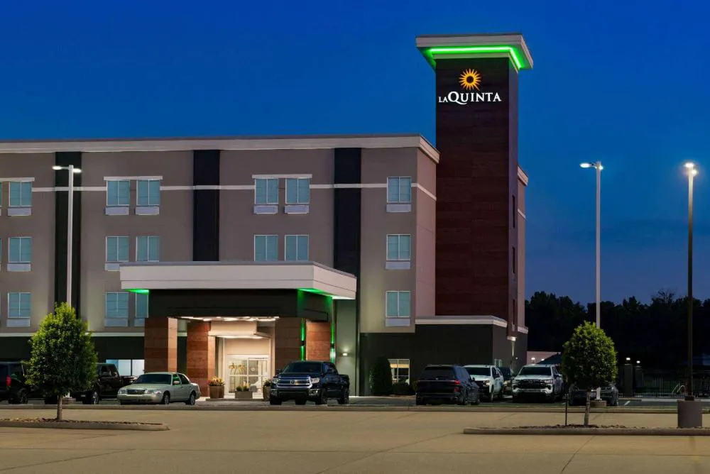 La Quinta Inn & Suites by Wyndham Gonzales LA hotel hero