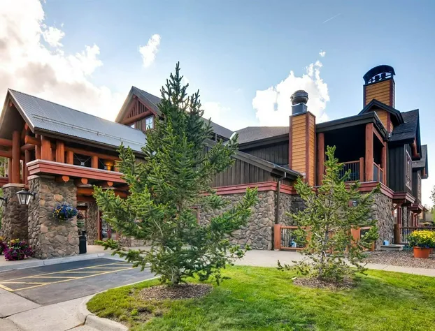 Luxury 3 Bedroom Ski in, Ski Out Mountain Vacation Rental Just Steps from the Snowflake Ski Lift hotel detail image 1