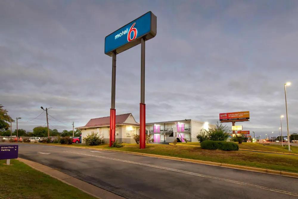 Motel 6 Tuscaloosa, AL – University hotel hero